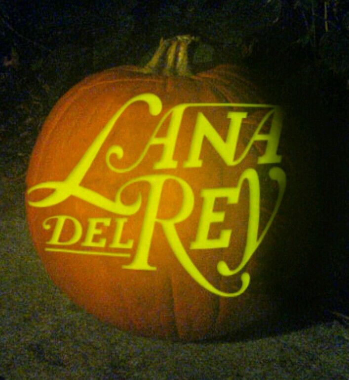 a pumpkin with the words cana del re carved on it's side in yellow