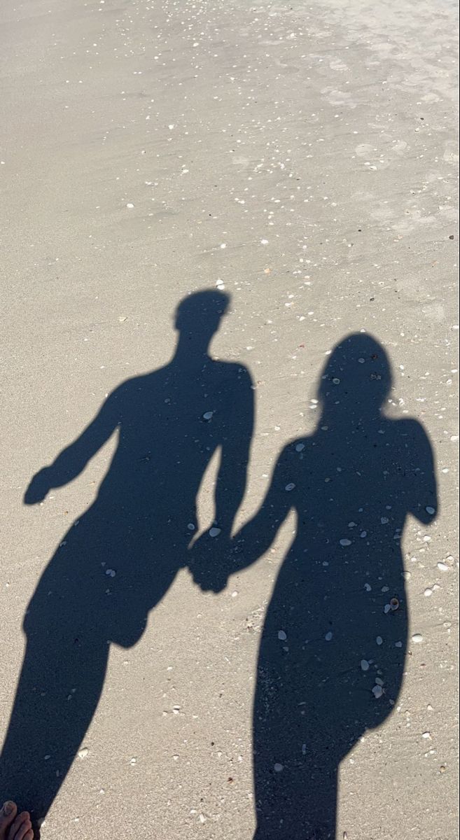 cute pic walking on the beach Photos Couple Plage, Couple Beach Pictures, Beach Romance, Couples Walking, Beach At Night, Beach Date, Aesthetic Couple, Beach Night, Lake Beach