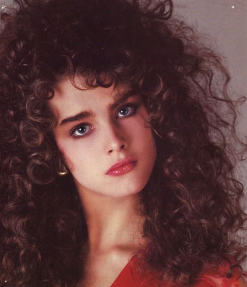 80s Curly Hair, 80s Hair And Makeup, 1980s Makeup And Hair, 80’s Makeup, Brooke Shields Young, 1980s Hair, Look 80s, 80s Makeup, New Retro Wave