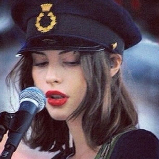 Kemp Muhl = Woman of the Week #KempMuhl #WomanoftheWeek #WOTW by lenafayremusic Kemp Muhl, Hippie Rock, Military Haircut, Photographie Portrait Inspiration, Mode Inspo, Grunge Hair, French Girl, Rock Style, Beauty Inspiration