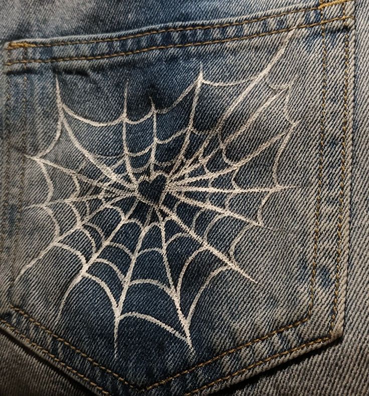 сердечко из паутины(ри�сунок на штанах) Spiderman Jeans Diy, Y2k Bleached Jeans, Bleached Pants Design, Drawing On Jeans Ideas, Drawing On Pants, Drawing On Jeans, Jean Painting Ideas, Custom Jeans Diy, Bleaching Clothes