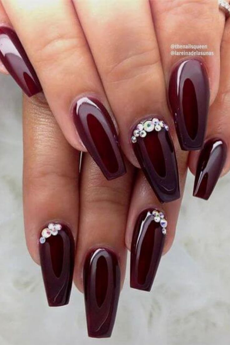 There are not very many universally flattering polish shades out there, but burgundy nails are one of them. Burgundy can be any… Cherry Red Nails, Dark Nail Art, Burgundy Nail Designs, Nail Red, Bridal Nails Designs, Dark Designs, Wine Nails, Red Acrylic Nails, Cherry Nails