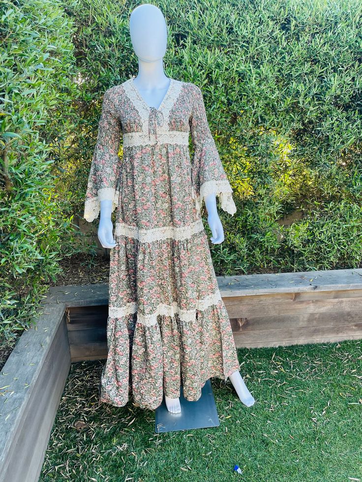 "Vintage Candi Jones California Floral Boho Chic Dress Dress zips up the back and has an incredible floral design. Measures 53\" long with a 23\" sleeve at the longest point. When lying flat there's 14\" between shoulder seams and up to 36\" in the chest waist has up to 28\" hips 52\" marked size 11" 70s Dress Outfit, 70s Prairie Dress, 70s Prairie, Farm Fashion, Prairie Dresses, Vintage Prairie Dress, Seventies Fashion, Boho Chic Dress, Gunne Sax