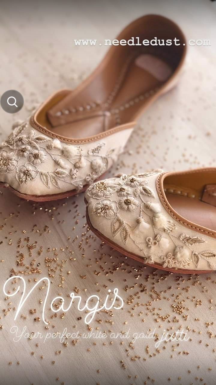 Mojri Shoes Indian Women, Jutti Photography, Panjabi Juti, Jutis Punjabi, Balerinas Shoes, Pakistani Shoes, Indian Shoes, Crocheted Blankets, Trending Womens Shoes