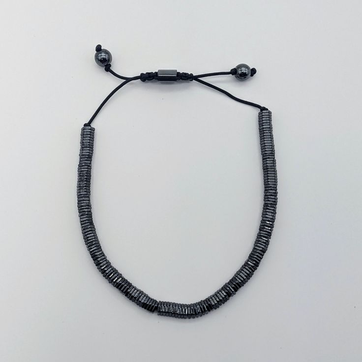 Pulsera de hematita gris de alta gama: se cree que la hematita promueve la estabilidad y la protección.

 Cordón Trenzado Negro

 Diseño contemporáneo sencillo

 Peso: 13,0 gramos

 Tamaño de la cuenta: 4 mm en su punto más ancho

 Nudo de macramé ajustable

 Rango ajustable:

 Talla única

 Se entrega en bolsa de seda de presentación. Adjustable Gunmetal Metal Bracelets, Adjustable Gunmetal Metal Bracelet, Adjustable Minimalist Gunmetal Bracelet, Adjustable Beaded Gunmetal Jewelry, Adjustable Gunmetal Beaded Jewelry, Adjustable Gunmetal Bracelet, Modern Hematite Bracelets As A Gift, Adjustable Modern Gunmetal Jewelry, Modern Adjustable Gunmetal Jewelry