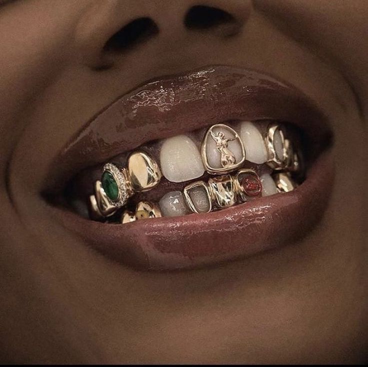 Teeth Black Women, Black Women 90s, Girl Grillz, Teeth Gems, Grillz Teeth, Diamond Teeth, Women 90s, Dope Jewelry Accessories, Grills Teeth