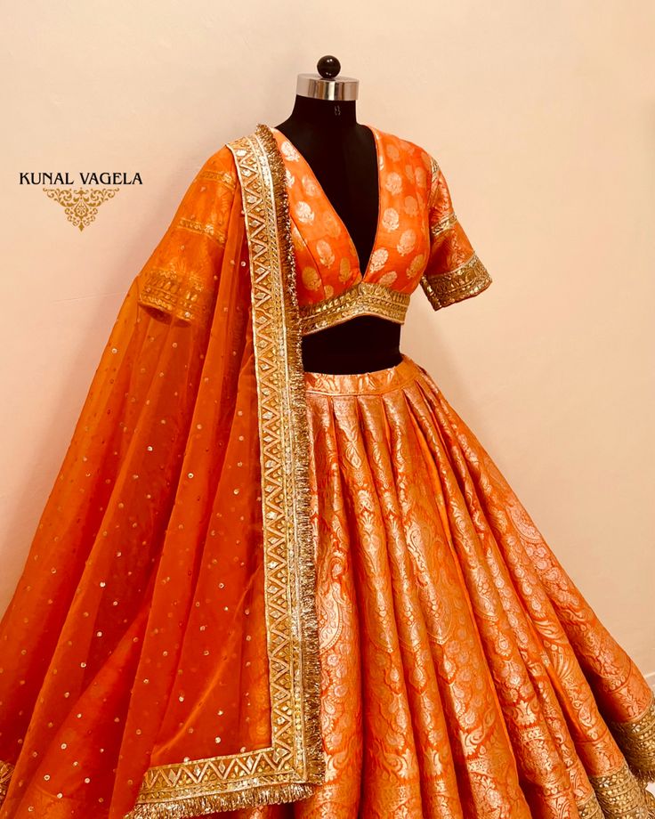 Orange Lehenga Blouse Designs, Banarasi Blouse Design For Lehnga, Orange Brocade Lehenga, Orange Wedding Lengha, Orange Banarasi Lehenga, Banasari Lehenga, Banarsi Lehenga Blouse Designs, Orange Lehenga Color Combos, Banarasi Lehenga Sabyasachi