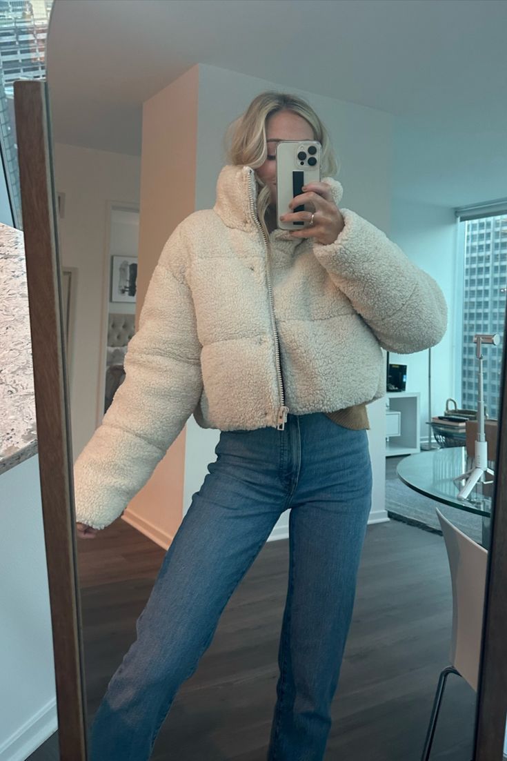 This cropped sherpa jacket is perfect for fall and keeps you SO warm! Teddy Puffer Jacket Outfit, Cream Fluffy Jacket Outfit, Sherpa Puffer Jacket Outfit, Beige Fluffy Jacket Outfit, How To Style White Jacket, Zara Teddy Jacket, Cropped Winter Jacket, Beige Teddy Jacket Outfit, Cropped Sherpa Jacket Outfit