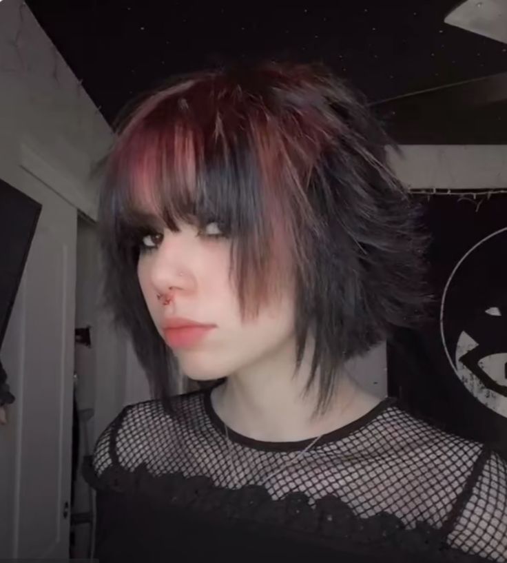 Emo Haircuts With Bangs, Haircut Undercut Women, Short Alt Layered Hair, Hair Grunge Short, Alt Hair Round Face, Short Hair With Long Side Bangs, Emo Bangs Short Hair, Short Hair With V Bangs, Short Choppy Black Hair