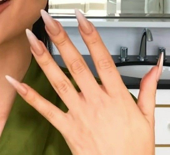 Kim Kardashian Long Nails, Alexa Demie Nails Euphoria, Vintage Almond Nails, Kim Kardashian Nails Manicures, Kardashians Nails, Acrylic Nails Almond Natural, Sharp Almond Acrylic Nails, Acrylic Nails Sharp, Sharp Acrylic Nails