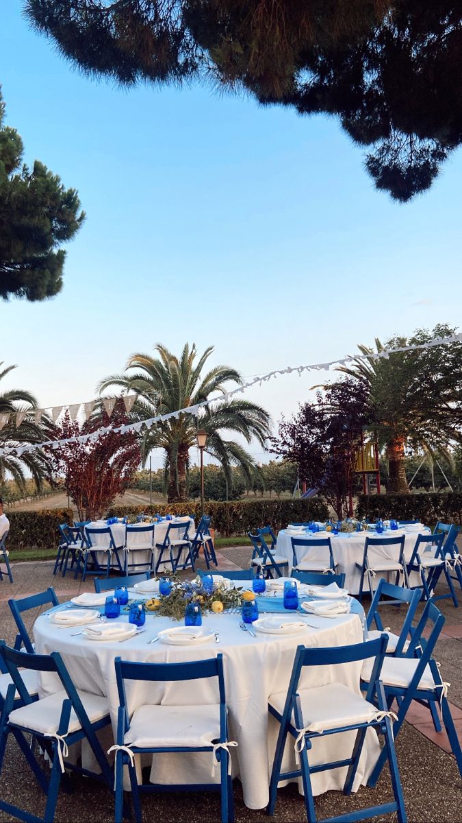 Round, white & blue tables. Mamma mia inspo. Greece. Mamma Mia Outdoor Party, Mama Mia Hoco Theme, Greece Themed Birthday Party, Birthday Party Blue Aesthetic, Mama Mia Centerpieces, Mama Mia Prom Theme, Mamma Mia Birthday Party Aesthetic, Mamma Mia Aesthetic Birthday, Mamma Mia Picnic