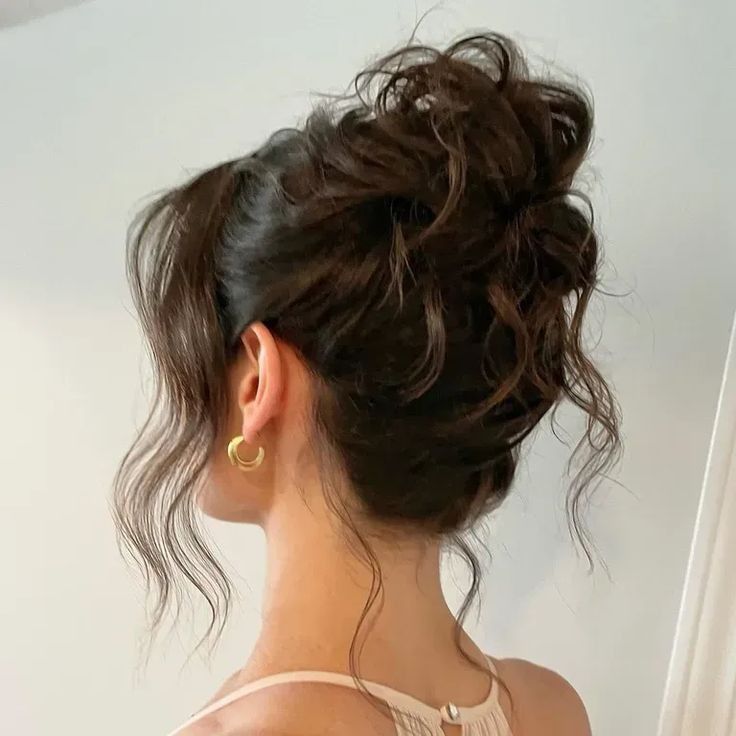 Prom Hairstyles For Asian Hair, Messy High Bun Formal, Loose Curl Updo Wedding, Bun For Prom Hair, High Hairstyles For Prom, Hair Updos Wavy Hair, Soft Curls Updo, Curly Updo With Claw Clip, Medium Bun Hairstyles Wedding