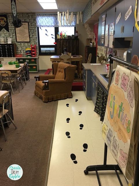 an empty classroom with chairs, tables and chalkboards on the floor in front of them