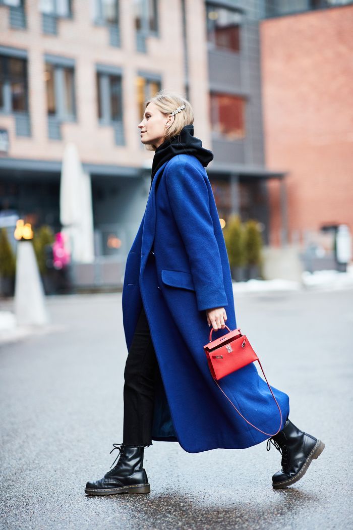 Stuck in a rut? We found all of the best winter outfit ideas in one place—get ready to be obsessed. Oslo Fashion, Fall Fashion Coats, Street Style 2018, Blue Coat, Moda Paris, Street Style Trends, Street Style Winter, Looks Street Style, Hermes Bags