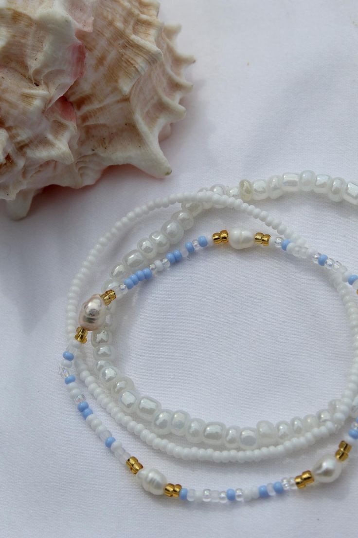 -Set of 3 elastic beaded bracelets -Can be worn in the water -Stretchy to fit different-sized wrists Elastic Beaded Bracelets, Diy Wire Jewelry Rings, Preppy Bracelets, Bracelet Craft Diy, Beaded Jewlery, Diy Bracelet Designs, Beads Bracelet Design, Diy Wire Jewelry, Summer Bracelets