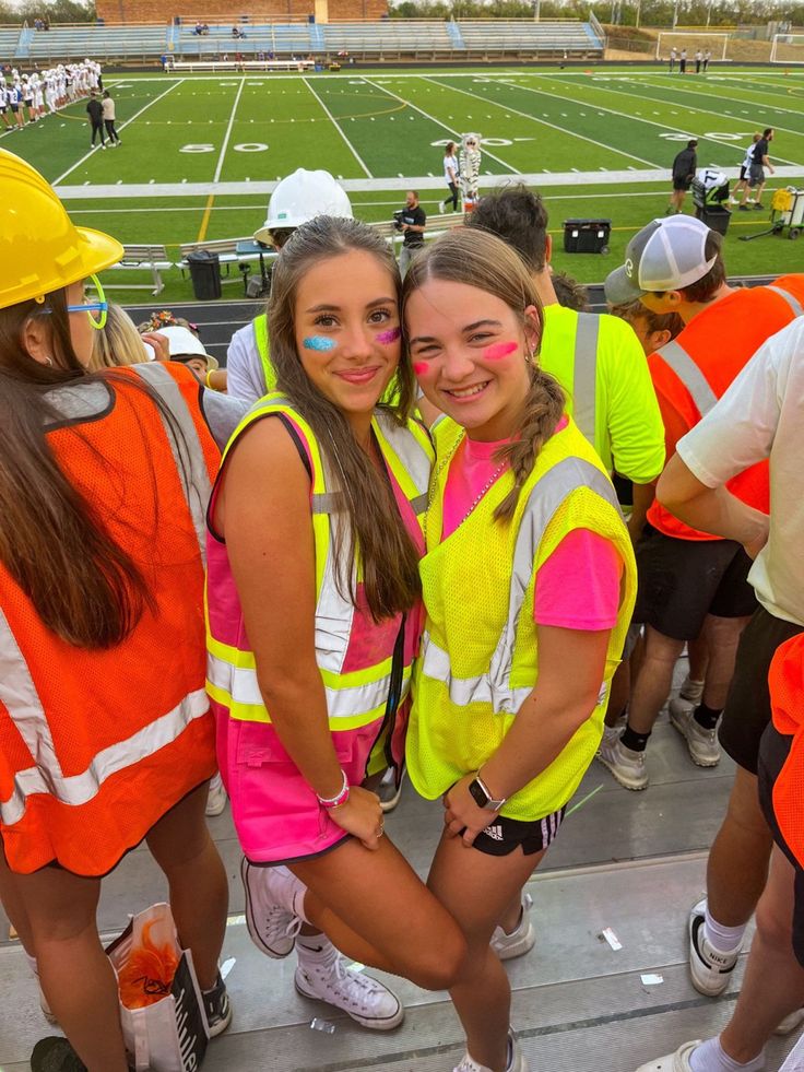 Neon Spirit Day, Neon Fits, Football Season Outfits, Football Game Outfit Highschool, Picture Day Outfit Highschool, Picture Day Outfit, School Spirit Week, Outfits Highschool, Spirit Days