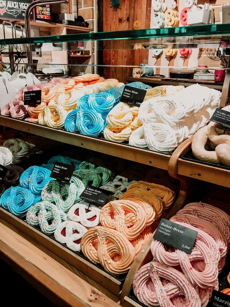 there are many different colors of yarn in the store