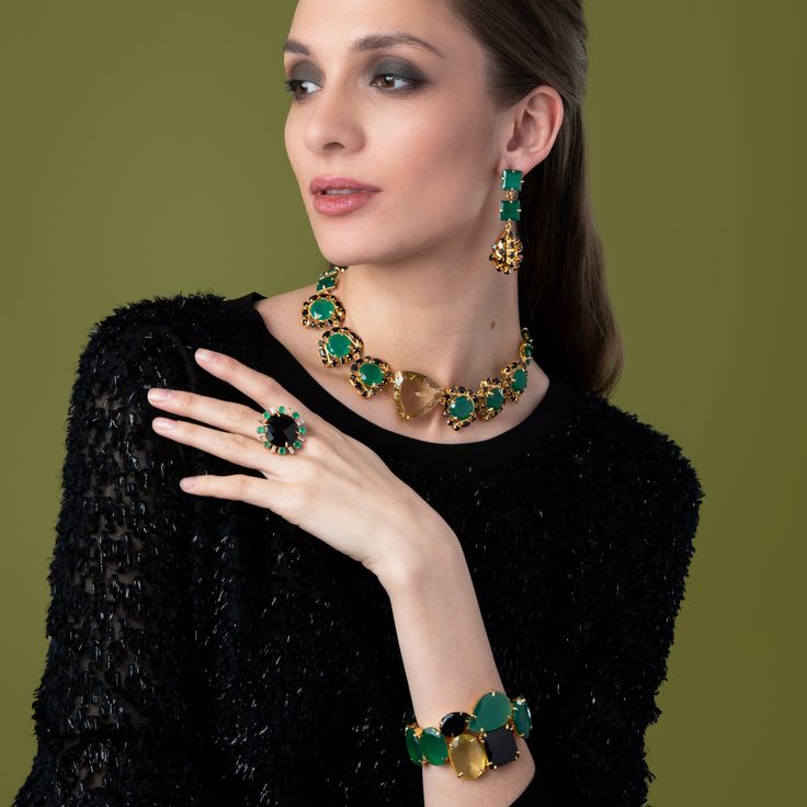 Presenting the Shai Earrings, meticulously crafted from semi-precious stones. These earrings offer versatile wear with four interchangeable styles, showcasing a timeless vintage design.