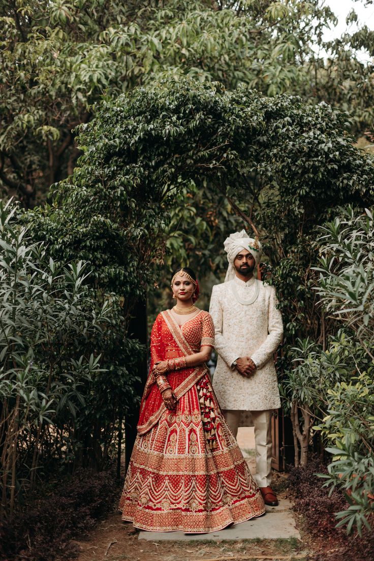 Indian Wedding Portrait, Indian Bride Groom Poses Photoshoot Ideas, Indian Wedding Couple Shoot, Indian Bride And Groom Pictures, Royal Couple Photoshoot Poses, Wedding Photo Shoot Ideas Bride Groom, Indian Wedding Photography Couples Bride Groom, Indian Couple Wedding Poses, Royal Wedding Poses