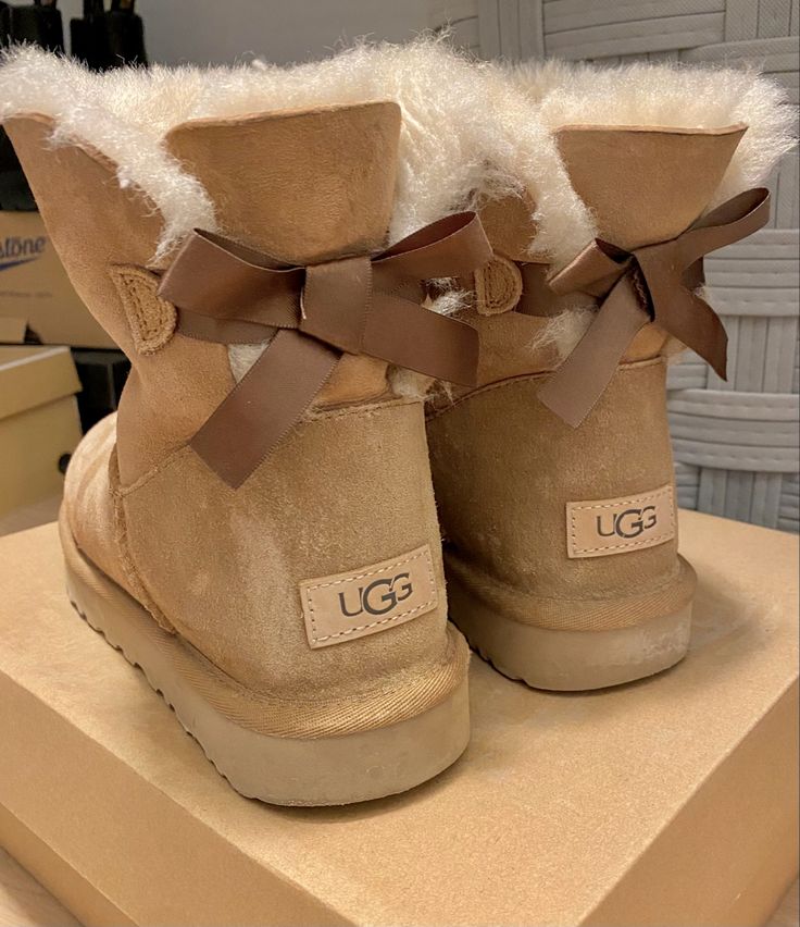 Uggs Mini, Boots With Bows, Ugg Boots With Bows, Boots Uggs, Cute Uggs, Ugh Boots, Uggs With Bows, Best Winter Boots, Mini Baileys