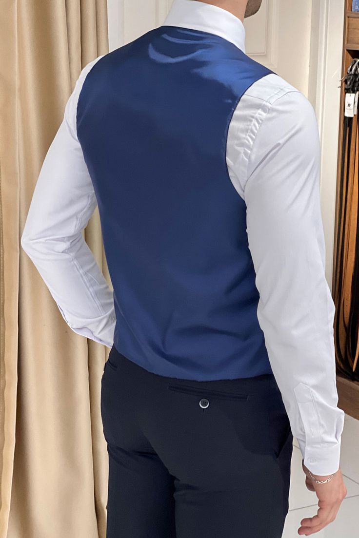 Presentamos el traje slim fit azul marino: un símbolo de sofisticación


Color:Azul marino

Patrón:Automodelado

Ajuste:Slim Fit

Cierre:Botón único

Bolsillos:Bolsillo de solapa

Slits:Doble hendidura

Collar:Collar puntiagudo

Forro:Totalmente forrado

Material:80% Lana, 20% Poliéster

  Características:  


Diseñado para la comodidad y el estilo:Este traje está hecho de una mezcla premium de lana y poliéster, garantizando comodidad y durabilidad.

Diseño elegante:Este traje cuenta con un cierre de un solo botón y un collar de punta afilada, ofreciendo un toque moderno en un diseño clásico.

Conjunto completo:Viene con una chaqueta, chaleco y pantalones, asegurando un aspecto cohesivo y pulido.

Detalles del producto:


Instrucciones de cuidado:Limpiar en seco solamente

Información mode Classic V-neck Suits For Semi-formal Occasions, Classic V-neck Semi-formal Suits, Fitted V-neck Suits For Semi-formal Occasions, Single Breasted V-neck Suits For Formal Occasions, Formal Single Breasted V-neck Suit, Formal Single-breasted V-neck Suits, Formal V-neck Single Breasted Suits, V-neck Single Breasted Formal Suit, Tailored V-neck Office Suits