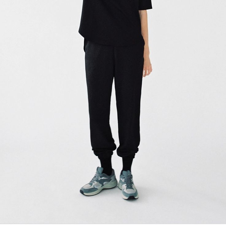 High-Waisted Pants With Elastic Waistband. Side Pockets. Elastic Cuffs. Sporty Stretch Pants With Cuffed Ankles, Sporty Stretch Bottoms With Cuffed Ankles, Athleisure Stretch Bottoms With Cuffed Ankles, High Waist Black Pants For Everyday, Athleisure Ankle-length Bottoms With Elastic Cuffs, Workwear Joggers With Elastic Cuffs, Black Relaxed Fit Bottoms With Ribbed Cuffs, Relaxed Fit Black Bottoms With Ribbed Cuffs, Casual Black Bottoms With Cuffed Ankles