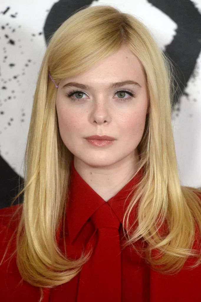 elle fanning hairstyle Mocha Brown Hair Color, Maleficent Mistress Of Evil, Mistress Of Evil, Classic Haircut, Side Part Hairstyles, Fall Hair Cuts, Shampoo For Curly Hair, Dakota Fanning, Medium Hairstyles