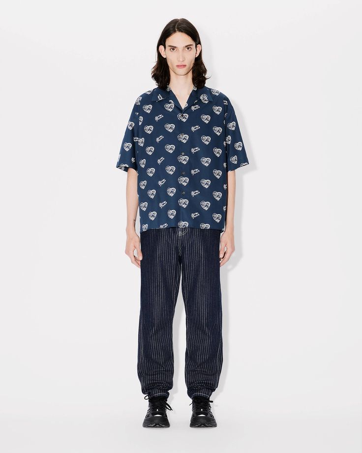 'KENZO Jungle Heart' hawaiian shirt.
Cotton poplin.
Button fastening on the collar.
Pleated back. Polo Sweatshirt, Scarf Pin, Cardigan Shirt, Fashion Line, Sweatshirt Dress, Mules Shoes, Cotton Poplin, Hawaiian Shirt, Sweater Hoodie