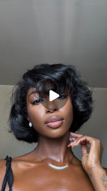 Denisha Thomas | 𝑪𝒐𝒏𝒕𝒆𝒏𝒕 𝑪𝒓𝒆𝒂𝒕𝒐𝒓 on Instagram: "My bob has to have BODY.   I noticed I’d really love my hair fresh out the salon but by the time I go home wrap it and take it down the next day I’m not as in love because it loses body after being wrapped.   However, I’ve been learning how to use these satin rollers in it and game changer 😮‍💨. I didn’t film putting the rollers in this time around because honestly I was tired by the time I got home and I truly wasn’t expecting much out of it.   But to give y’all a little insight into the process, I used @patternbeauty curling iron to add some quick, big curls then followed up with my @mykitsch curling set. For my hair in the back that’s super short I just pin curled it.   I actually did it once overnight, took em out in the mo Barrel Curls Short Hair Black Women, Mid Length Hair Styles For Black Women, Short Hair Styles Fringe, Roller Blowout Short Hair, Chin Length Fluffy Hair, Updos For Short Hair Black Women Natural, 2 4 6 Tara Hairstyles, 4c Hair Rollers, Black Women Hairstyles Medium Length