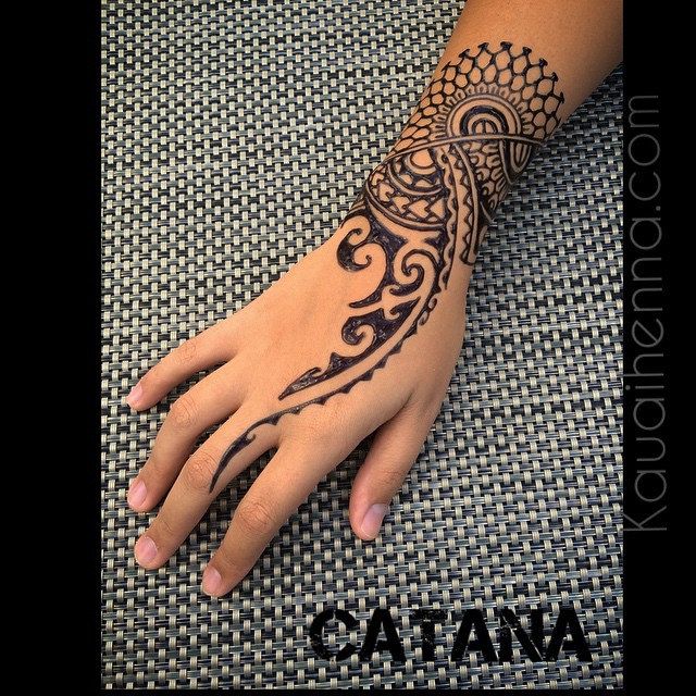 a woman's hand with a tattoo on it and the words catana written in arabic