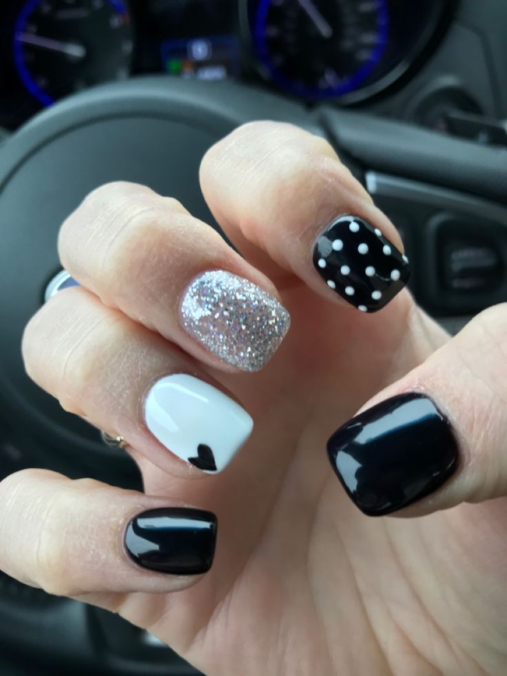 Black And White Sns Nails, Disney Nails Black And White, Disney Nail Ideas Simple, Black Disney Nails, Nails Polka Dots, Black Nail Art Ideas, Rose Gold Nails Glitter, Cowboy Nails, Elegant Touch Nails