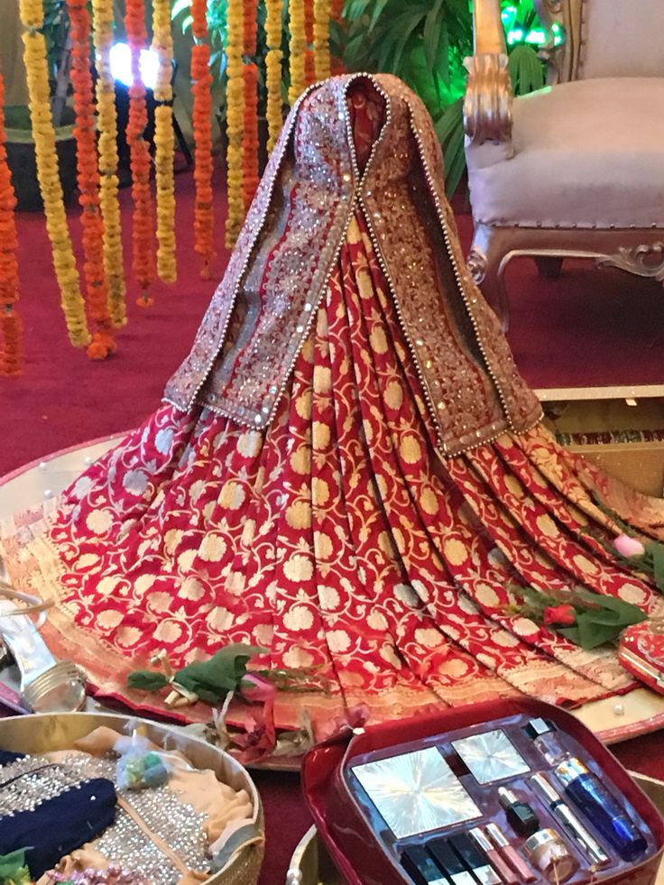 Bou sari || Bangladeshi wedding Wedding Lehenga Packing Ideas, Bangladeshi Wedding Decoration, Lehenga Packing Ideas Wedding, Wedding Dala, Saree Packing, Ideas For Wedding Gifts, Gifts For Groom, Bangladeshi Wedding, Wedding Packing