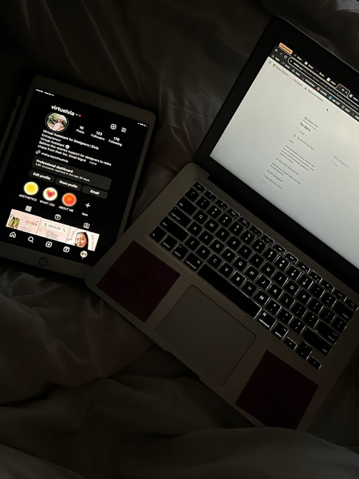 iPad and mac book on a bed with white sheets. instagram profile pulled up on iPad with @virtuelvia profile. 2 sticky notes on mac book Girl Working On Laptop Aesthetic, Online Bussines Aesthetic, Remote Work Aesthetic Home, Working From Anywhere, Digital Business Aesthetic, Remote Jobs Aesthetic, Laptop Working Aesthetic, New Laptop Aesthetic, Work From Home Photos