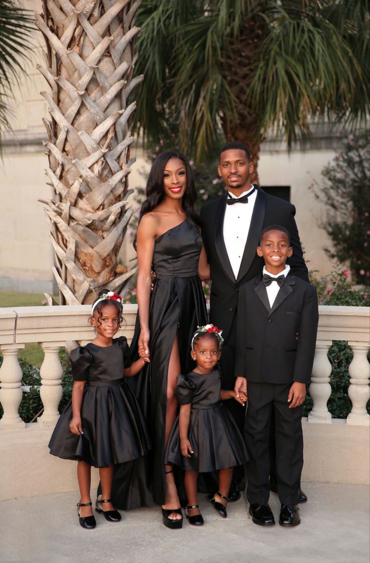 Family of five formal holiday photos Black Formal Family Pictures, All Black Formal Family Photoshoot, Formal Black Family Photoshoot, Black Tie Photoshoot Family, Family Portrait Outfits Black, Black And Gold Family Photoshoot, Family Formal Outfits, Classy Family Photos, Black Tie Family Photo Shoot