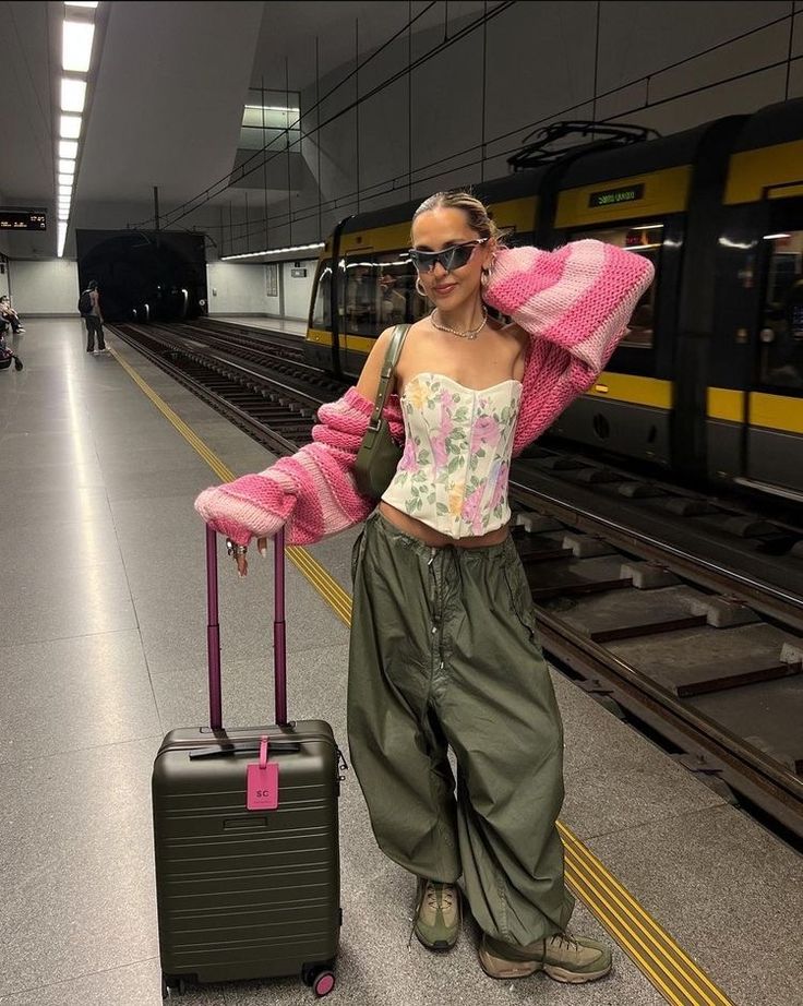 Colored Pants Outfits, Pink Cargo Pants, Loose Knitwear, Corset Outfit, Cargo Pants Outfit, Cardigan Outfits, Mode Inspiration, Style Outfits, Fashion Killa