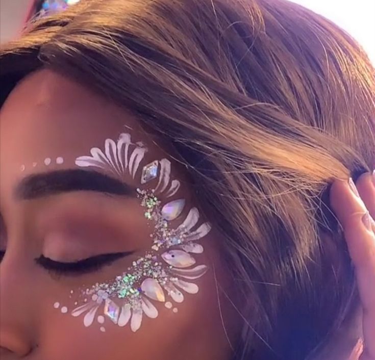 Face Paint For Adults Woman, Face Paint With Glitter, Face Painting Designs Creative For Women, Face Paint Designs For Adults, Taylor Swift Face Painting Ideas, Face Paint With Gems, Face Painting Ideas For Adults For Women, Face Paint Inspo Aesthetic, Festival Face Paint Glitter