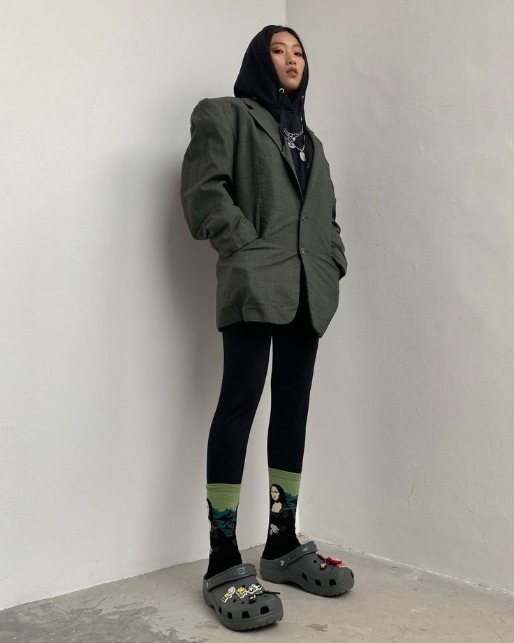 Crocs Style Outfits, Crocs Styling, Crocs Winter, Brownie Girl, Style 2023, Fashion Lookbook, Asian Style, Style Outfits, Winter Wardrobe