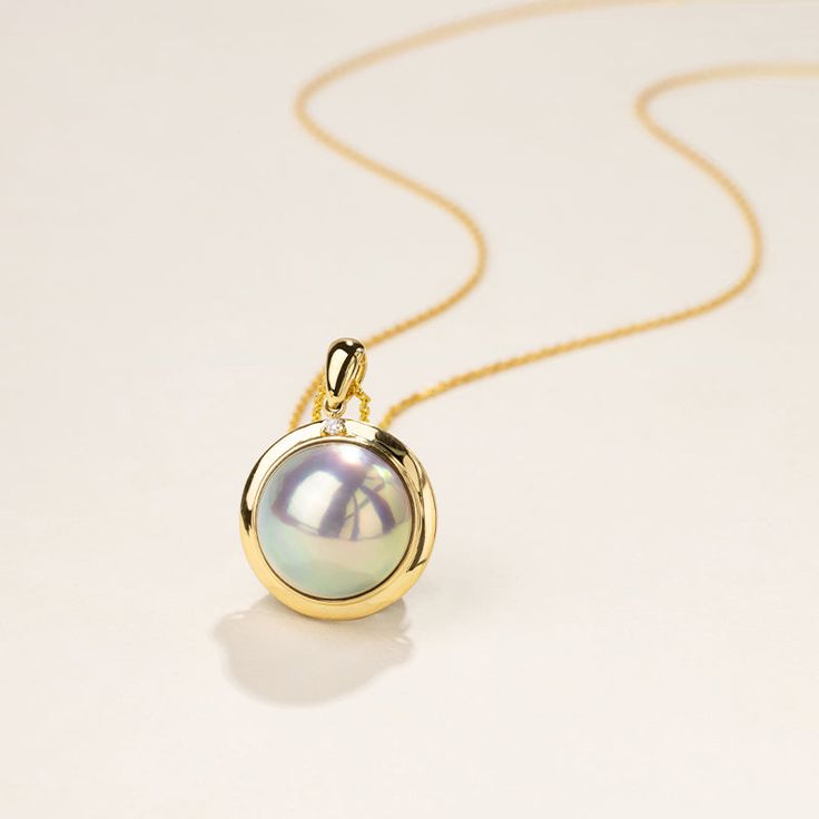 Material: 18K gold, and Mabe Pearl Mabe Pearl saltwater cultured pearl Size of pearl: 12.0-13.0 mm Handpicked of every pearl, only the top 1% of pearls are selected Handcrafted Lifetime warranty The price of this product is only the pendant price, and a 45cm adjustable 925 silver chain is given as a gift. Yellow Gold Mother Of Pearl Jewelry With Pearl Drop, Luxury Gold Pearl Necklace With Pearl Charm, Luxury Gold Pearl Necklace With Pendant, Yellow Gold High Luster Pearl Necklace For Wedding, Gold-plated Yellow Gold Pearl Necklace With Pearl Charm, Gold-plated Pearl Necklace With Yellow Gold Pearl Charm, Gold Mother Of Pearl Necklace With Pearl Drop, Yellow Gold-plated Pearl Necklace With Charm, Gold-plated Pearl Drop Necklace