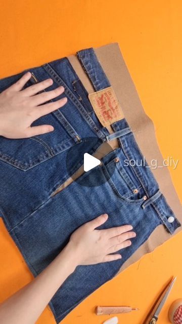 Denim Jeans Bag Ideas, Things To Make Out Of Jeans Diy Upcycle, Jeans To Bag Diy, Denim Remake Ideas, Bag From Jeans Diy, How To Make A Denim Bag From Jeans, Diy Sac En Jean, Denim Purse Diy, Diy Denim Bags