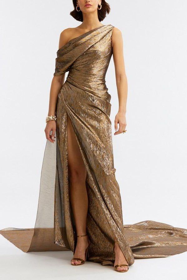 Oscar De La Renta one shoulder draped gown in dark gold. Lining: 100% silk, 57% silk/43% polyester Dry clean Made in USA of American fabric Prom Silk Dress, Gold Gown Dress, Brown Evening Dresses, Draped Gown, Black Tie Attire, Shimmery Dress, Drape Gowns, Gold Gown, Fancy Gowns