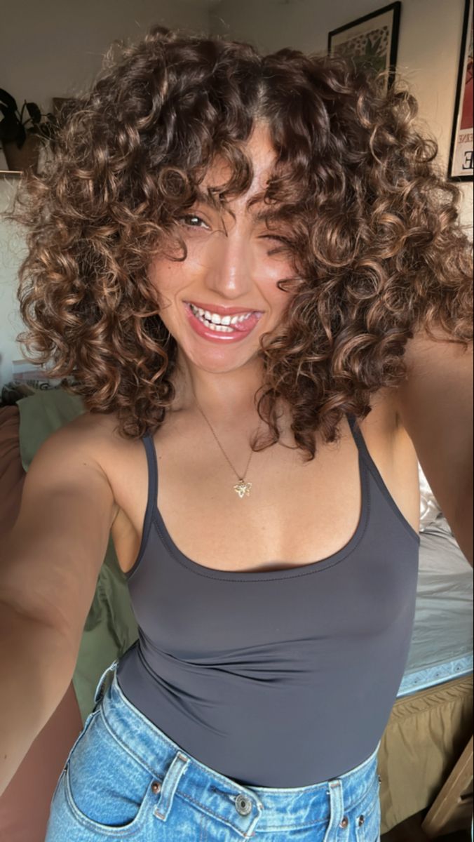 Honey Caramel Curly Hair, Protective Hairstyles For 3b Curly Hair, Medium Length Curly Hair Balayage, Short Brown Curly Hair With Highlights, Cinnamon Curly Hair, Curly Bronde Hair, Mid Length Curly Haircuts For Round Faces, Natural Curly Hair Color Ideas Balayage, Short Curly Balayage Hair