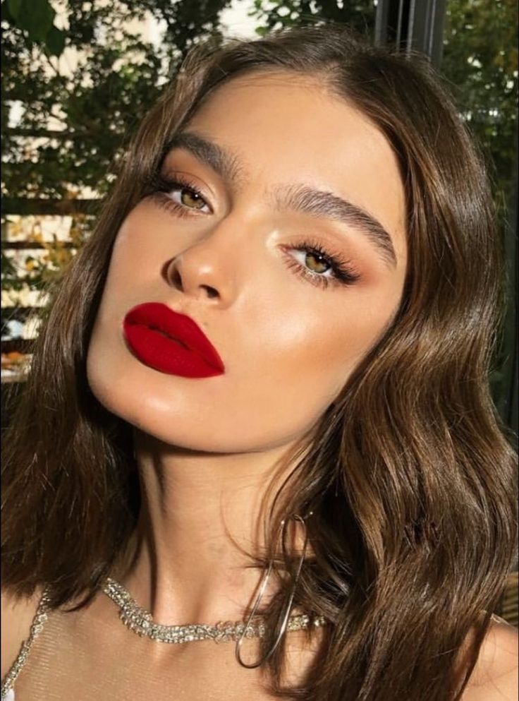 Makeup Bibir, Red Lips Makeup Look, Lipstick Liquid, Revolution Eyeshadow, Red Lipstick Makeup, Makeup Tip, Bright Red Lipstick, Street Fits, Red Lip Makeup