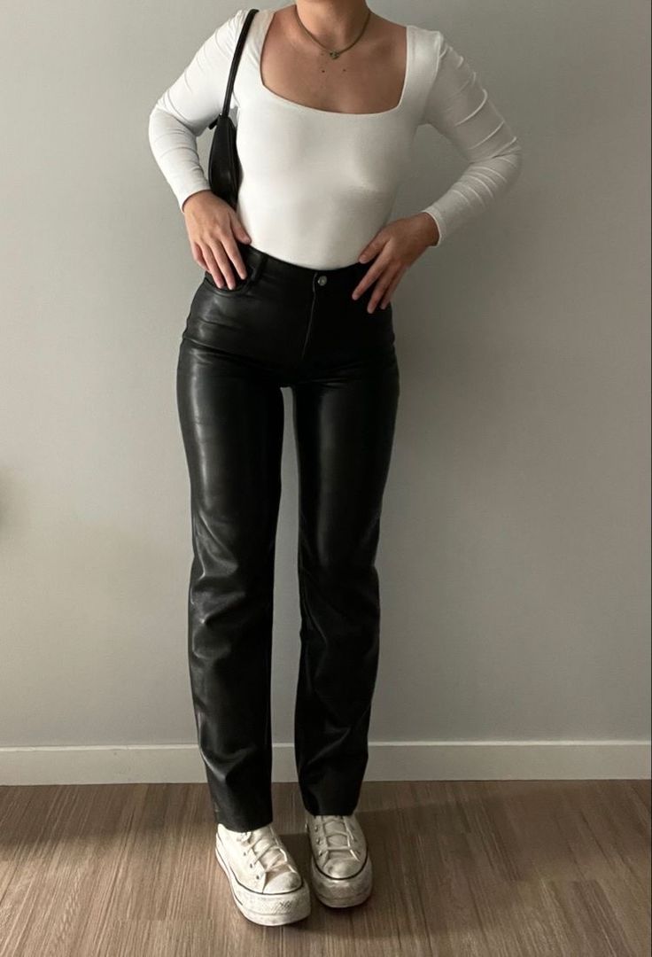 Leather Pants Outfit Inspiration, Cute Leather Pants Outfit Casual, Fitted Leather Pants Outfit, Fall Looks Leather Pants, Winter Concerts Outfits, Outfits To Wear With Leather Pants, Outfits To Go With Leather Pants, Things To Wear With Leather Pants, Cute Outfits Leather Pants