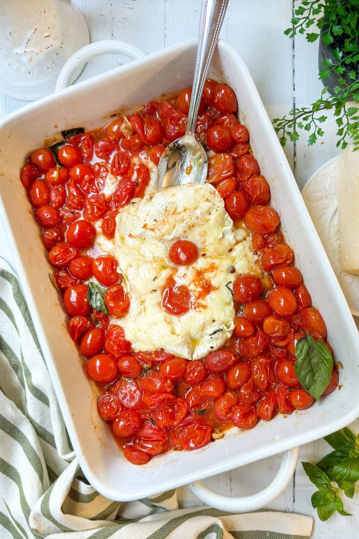 This Baked Brie Pasta is one of the simplest, most delicious pasta dishes you can make. Much like the popular baked feta pasta, it is equally easy and scrumptious recipe with brie, cherry tomatoes, and basil. Recipe With Cherry Tomatoes, Brie Pasta, Creamy Brie, Ground Beef And Broccoli, Baked Feta Pasta, Baked Feta, Butter Pasta, Baked Pasta Recipes, Feta Pasta