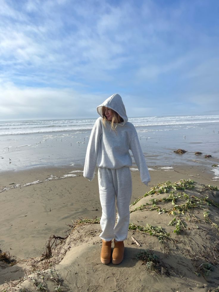 Comfy Beach Outfit Cold, Beach Outfits Cold Weather, Cold Beach Day Outfit Winter, Cold Weather Beach Outfit, Beach Winter Outfit, Cold Beach Day Outfit, Beach Look Outfits, Cold Beach Outfit, Winter Beach