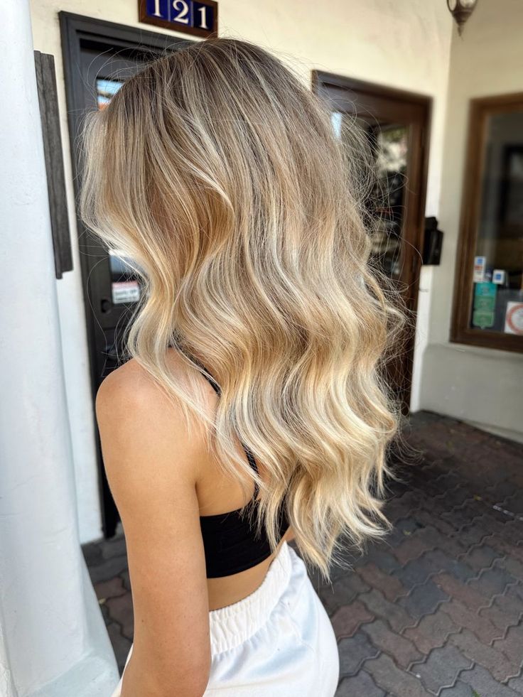 Bronde Hair With Blonde Highlights, Warm Beach Blonde Hair, Blonde Highlights On Dirty Blonde Hair Medium Length, Lived In Summer Blonde, Lives In Blonde Hair, Dirty Blonde With Blonde Highlights, Blonde With Deminsion, Carmel Highlights On Blond Hair, Warm Lived In Blonde