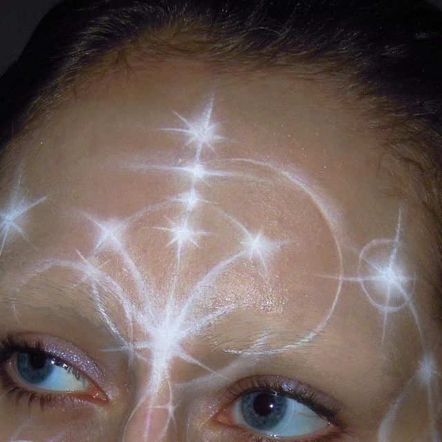 Line Work Makeup, Negative Space Makeup, Multiple Eyes Makeup, White Face Paint Makeup, Star Face Paint, Spiral Makeup, Makeup Full Face, Cloud Makeup, Moon Makeup