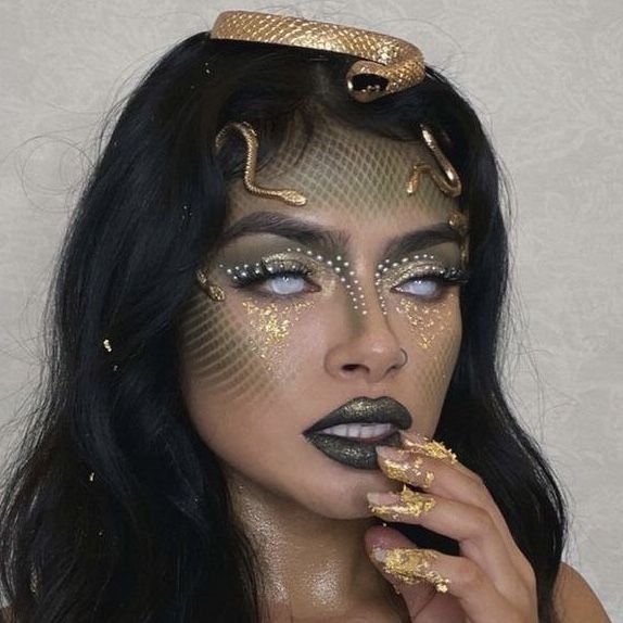 Vampire Makeup Ideas, Medusa Halloween Costume, Medusa Makeup, Medusa Costume, Haunting Adeline, Up Halloween Costumes, Vampire Makeup, Hot Halloween Outfits, Simple Makeup Tips