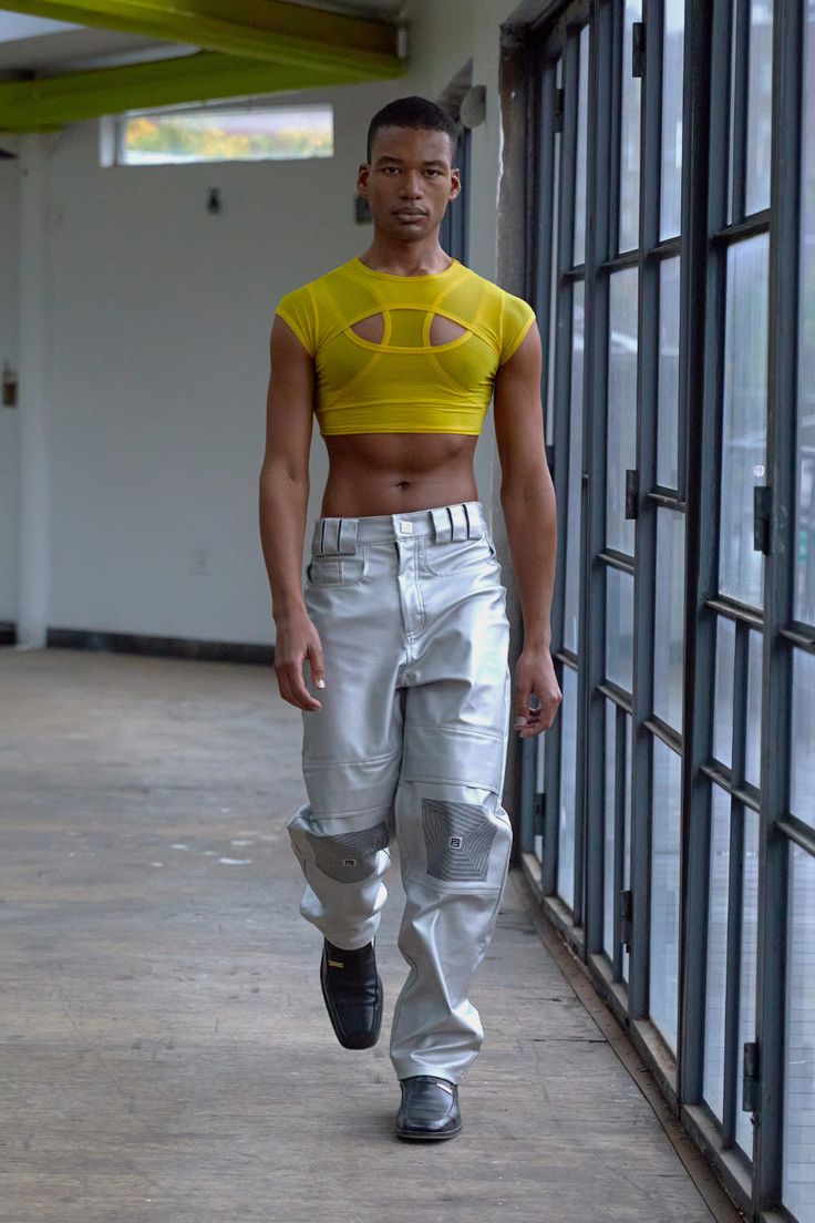 Genderless Outfit, Men Moda, Queer Fashion, Knit Tees, Vogue Paris, Fashion News, Top Styles, Fashion Show, Ready To Wear