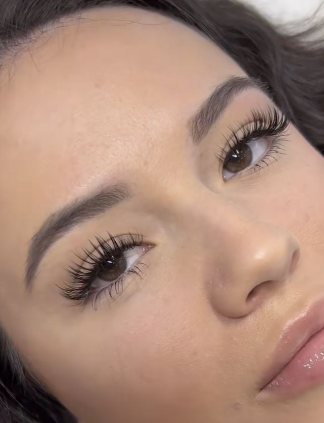 Non Cat Eye Lash Extensions, Lash Extensions Deep Set Eyes, Doe Eyed Lash Extensions, Doe Eyes Eyelashes, Feathered Eyelash Extensions, Lash Extensions Styles For Round Eyes, Whispy Lashes Natural, Lash Natural Extensions, Lash Extensions Subtle